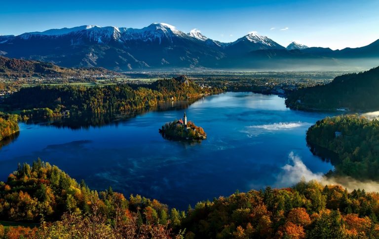 スロベニアの湖とお城