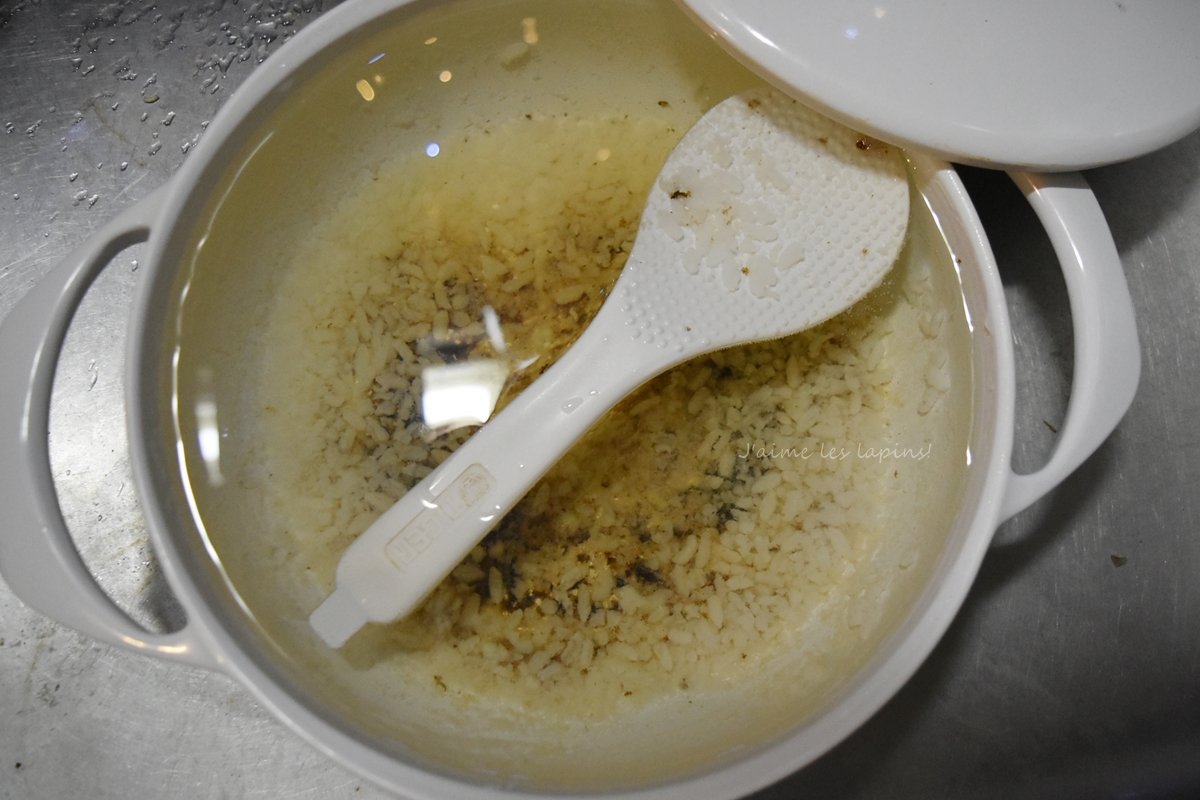 ユニロイ鍋を水で漬け置き